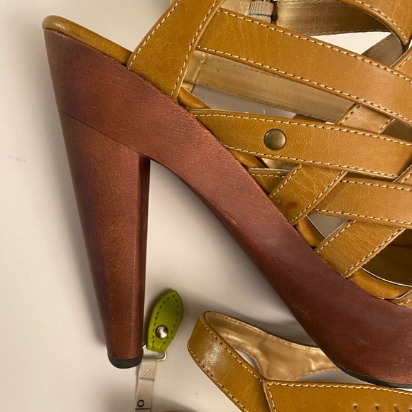 EUC! Guess brand. If you need a heel in the yellow family, this is it. - Picture 7 of 10